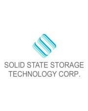 Solid State Storage Technology Corp. Logo mit blauem gestreiftem Quadratsymbol über dem Firmennamen auf weißem Hintergrund