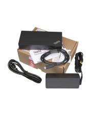 Schwarze Lenovo Laptop-Dockingstation mit Netzteil, Kabeln und Verpackung auf weißem Hintergrund.
