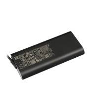 Schwarze rechteckige Powerbank mit aufgedrucktem Schaltplan auf der Oberseite, dargestellt vor weißem Hintergrund, mit einem USB-Kabel am linken Ende angebracht.