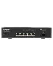 Schwarzer QNAP-Netzwerk-Switch mit fünf Ethernet-Ports und einer Stromanzeigelampe. Markenlogo auf der linken Seite.