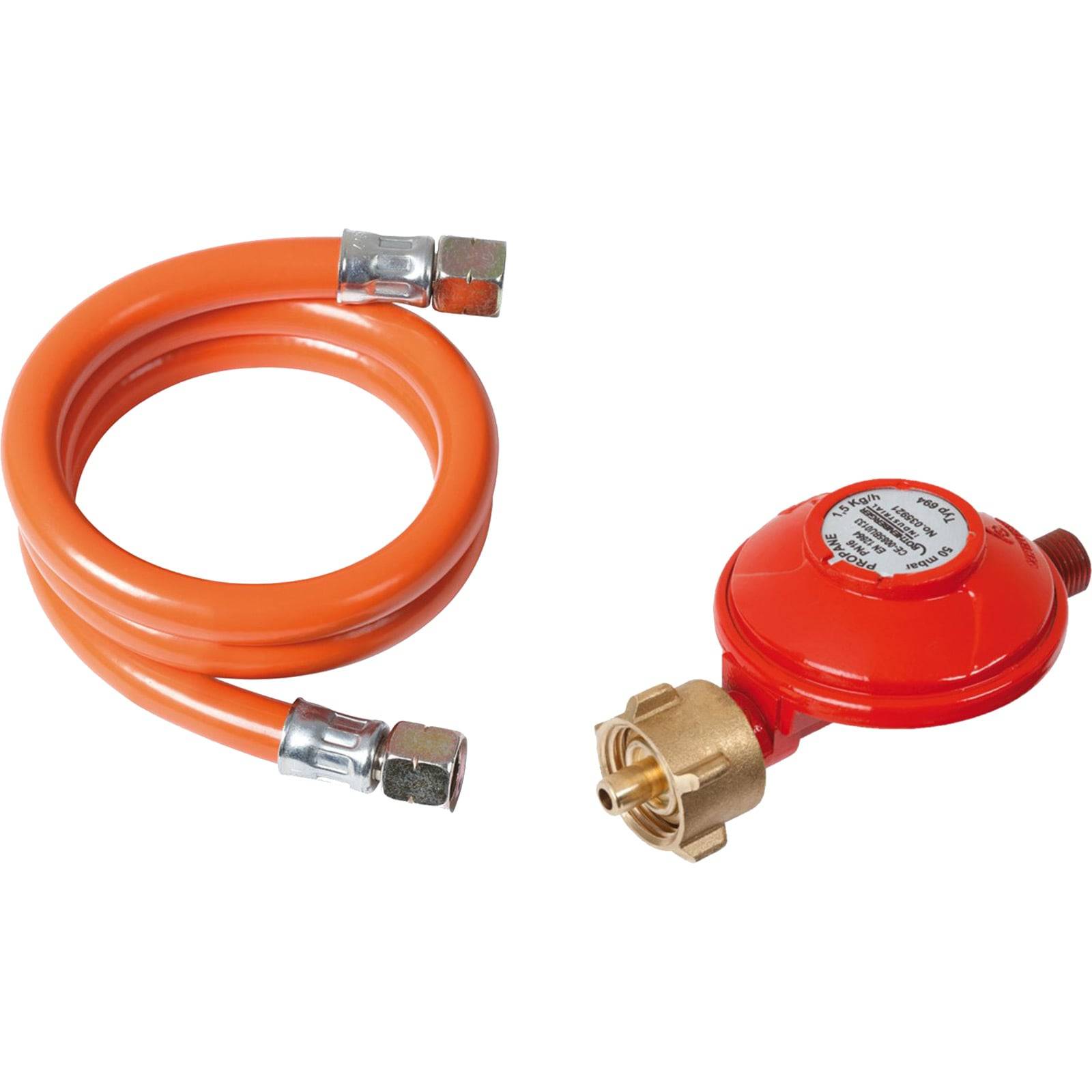Ein orangefarbener Gasschlauch mit Metallverbindern ist neben einem roten Gasregler mit Messinganschluss aufgerollt, der für die Sicherstellung eines sicheren Gasflusses verwendet wird.