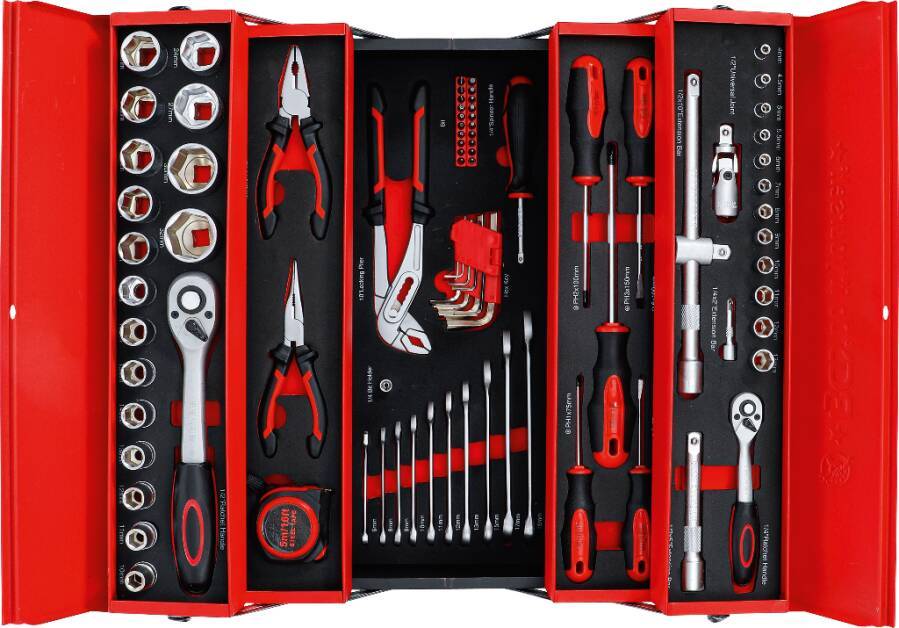 Rote Werkzeugkiste mit einem kompletten Mechaniker-Steckschlüssel- und Handwerkzeugsatz, einschließlich Ratschenschlüssel, Schraubenschlüssel, Schraubendreher, Zangen und Bits.