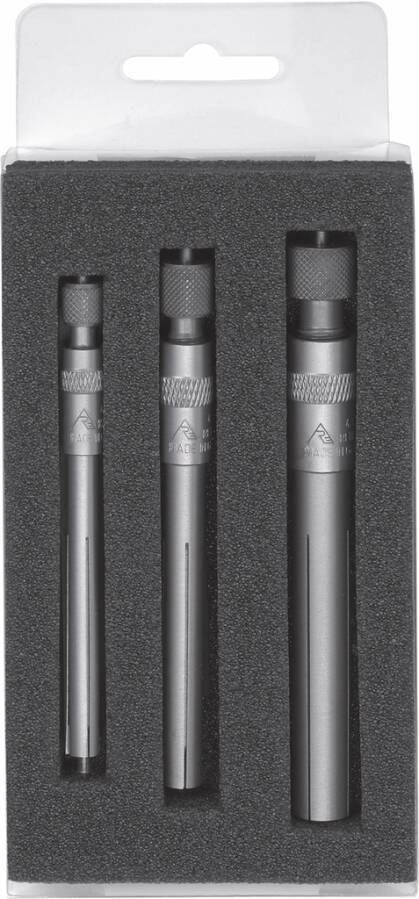 Drei metallische stiftförmige Werkzeuge oder Taschenlampen in einem Einzelhandelspaket mit Schaumstoffauskleidung, nach Größe von klein bis groß angeordnet.