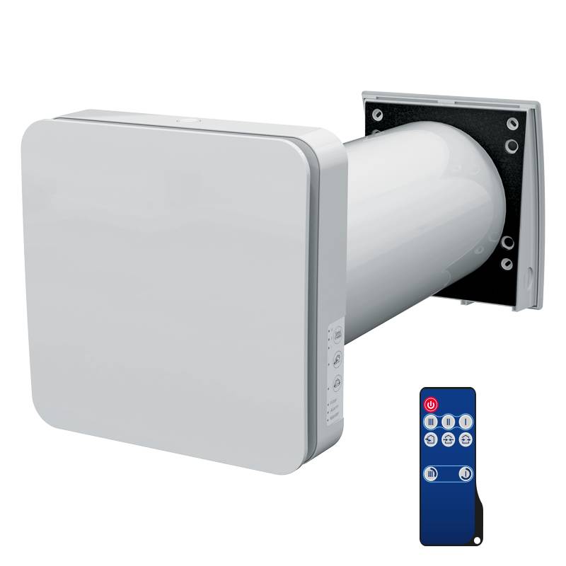 Wandmontierter weißer Ventilator mit quadratischer Abdeckung, zylindrischem Kanal und blauer Fernbedienung darunter.