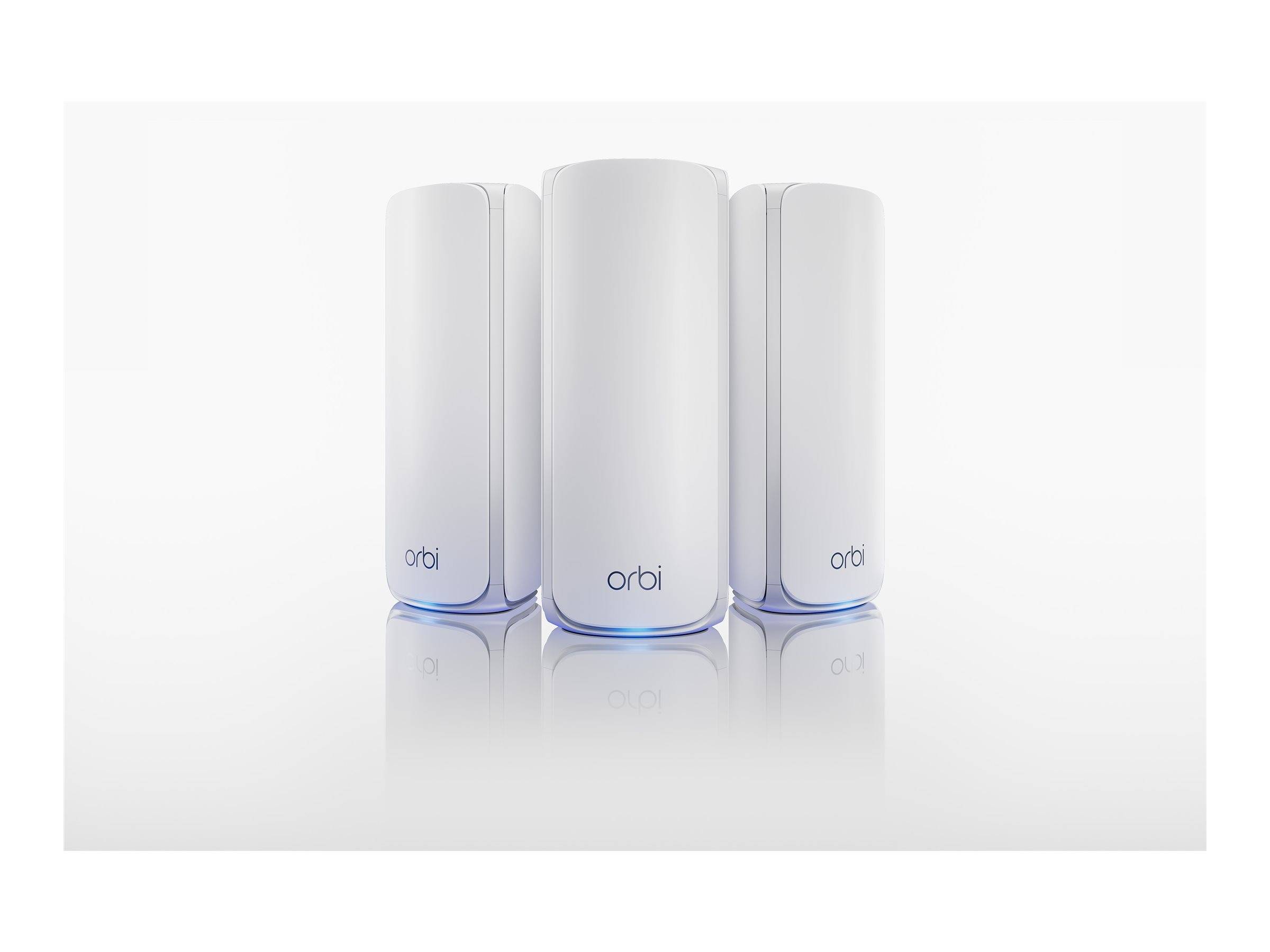 Drei weiße zylindrische WLAN-Router mit blauen Sockeln, mit der Markenbezeichnung 'orbi', sind auf einer reflektierenden Oberfläche vor einem neutralen Hintergrund ausgerichtet.
