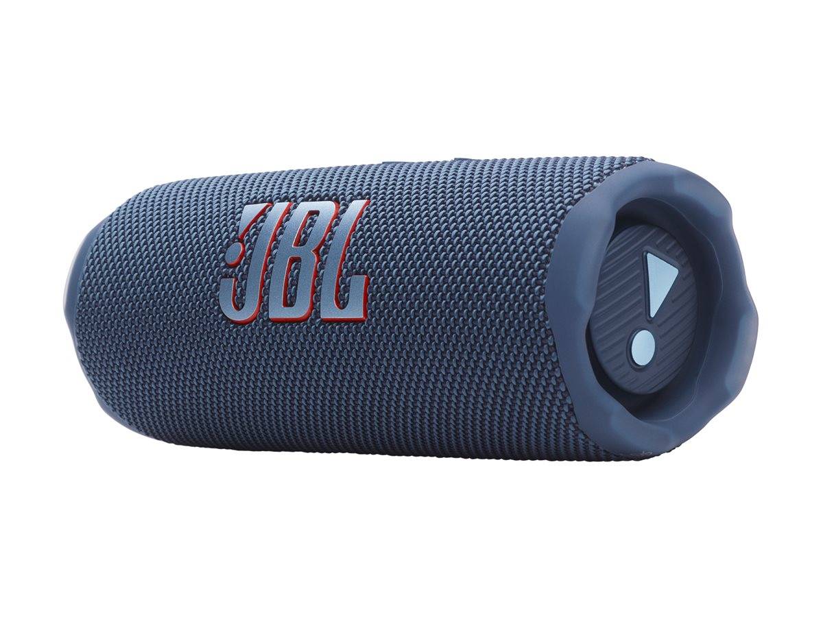 Ein tragbarer blauer Lautsprecher mit einer strukturierten Oberfläche und dem JBL-Logo in Rot; das Lautsprechergitter umläuft das Gerät, und der Enddeckel verfügt über einen Wiedergabetaster.