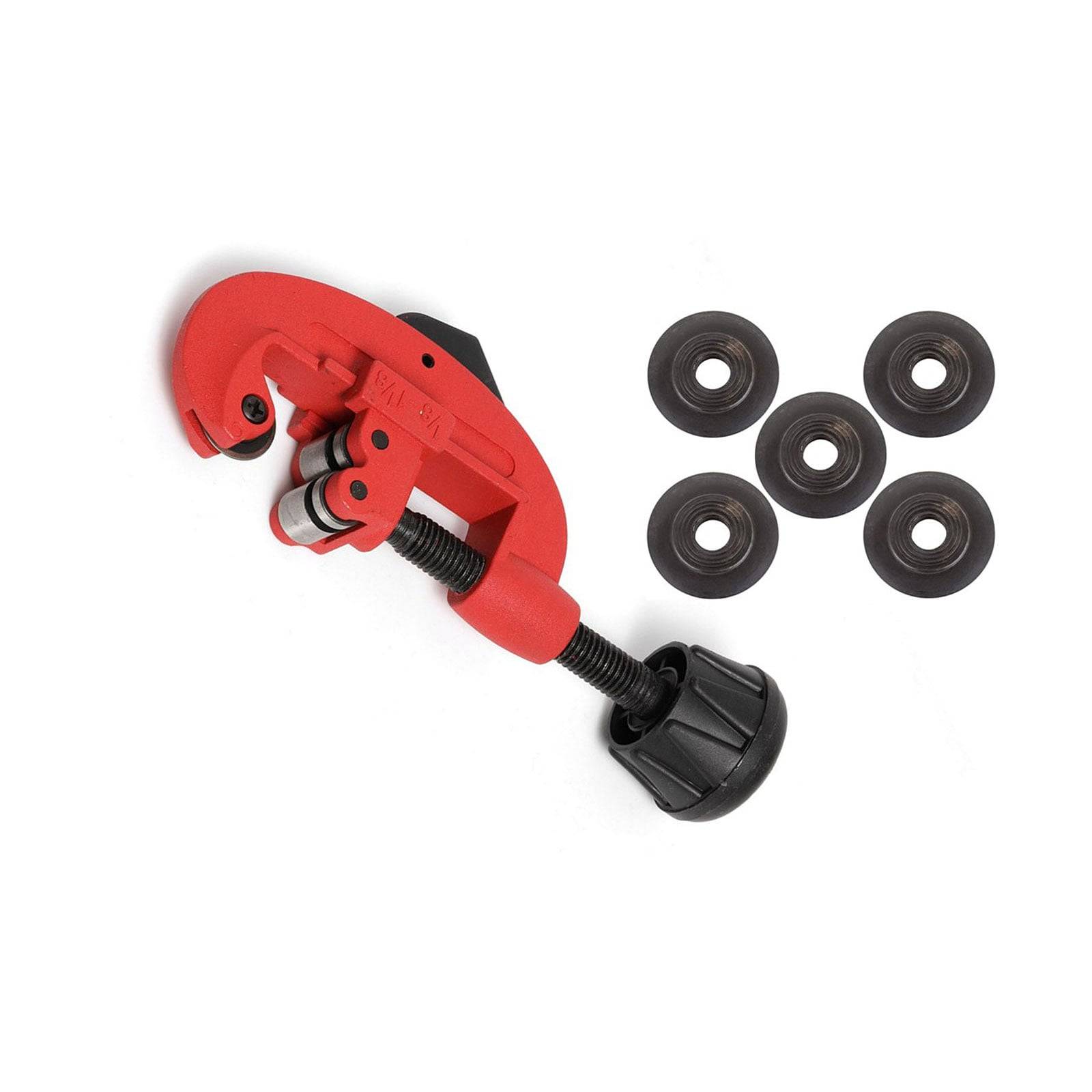 Ein roter Rohrabschneider mit einem schwarzen Einstellknopf ist neben sechs kreisförmigen Schneidrädern vor einem weißen Hintergrund zu sehen.