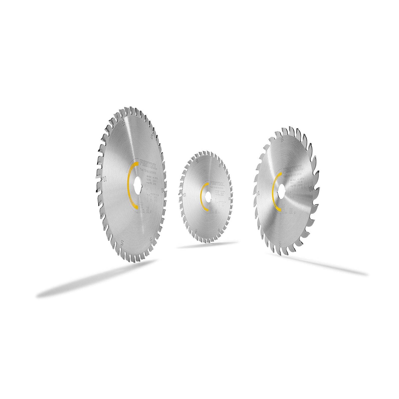 Kreissägeblätter, aufrecht angeordnet mit unterschiedlichen Größen auf einem weißen Hintergrund, die Schatten werfen.