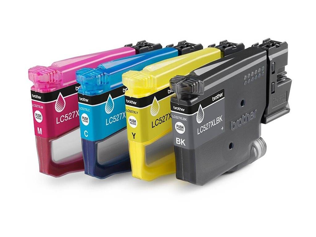 Vier Brother-Druckertintencartridges in Magenta, Cyan, Gelb und Schwarz in einer Reihe auf weißem Hintergrund angeordnet.