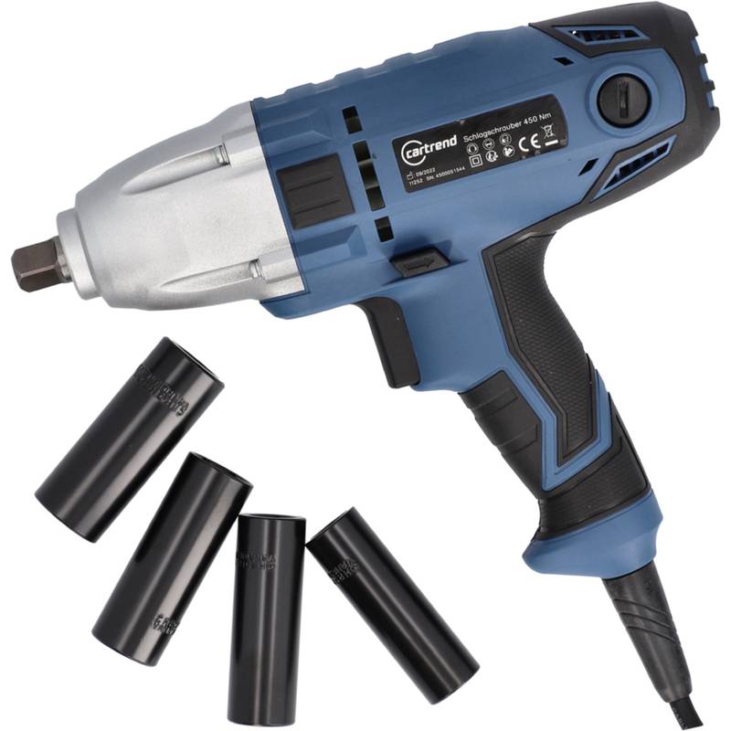 Ein blauer und schwarzer elektrischer Schlagschrauber mit Kabel, der vier schwarze Stecknüsse auf weißem Hintergrund präsentiert.