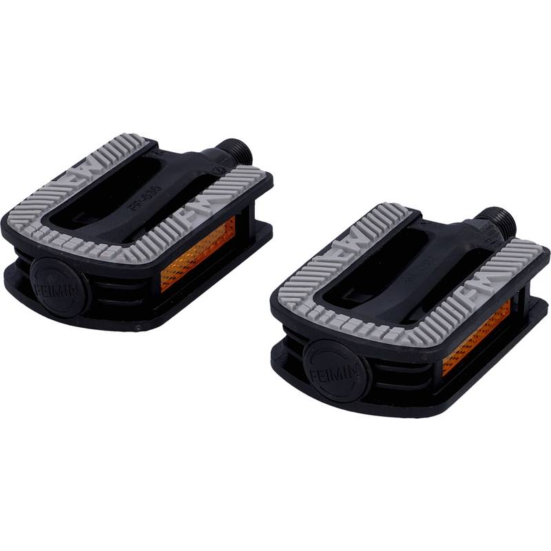 Ein Paar schwarzer Fahrradpedale mit grauen Griffen und reflektierenden orangefarbenen Streifen an den Seiten, entwickelt für verbesserte Sichtbarkeit und Traktion.