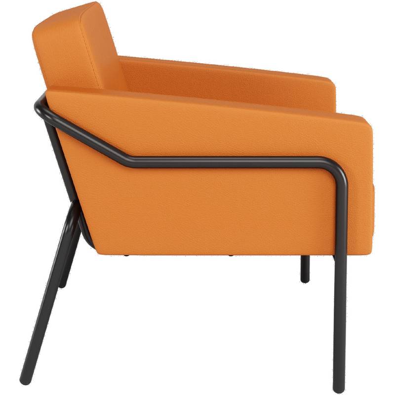 Ein orangefarbener, moderner Sessel mit schwarzem Metallgestell, von der Seite betrachtet, mit eckigen Armlehnen und elegantem Design.