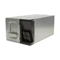 Metallisches elektronisches Gehäuse mit offenem Frontpanel, das interne Komponenten in einer rechteckigen silbernen Box zeigt.