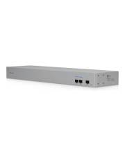 Silbernes, in ein Rack einbaubares Netzwerk-Switch mit mehreren Ethernet-Anschlüssen auf der Vorderseite, abgebildet auf einem einfachen weißen Hintergrund.