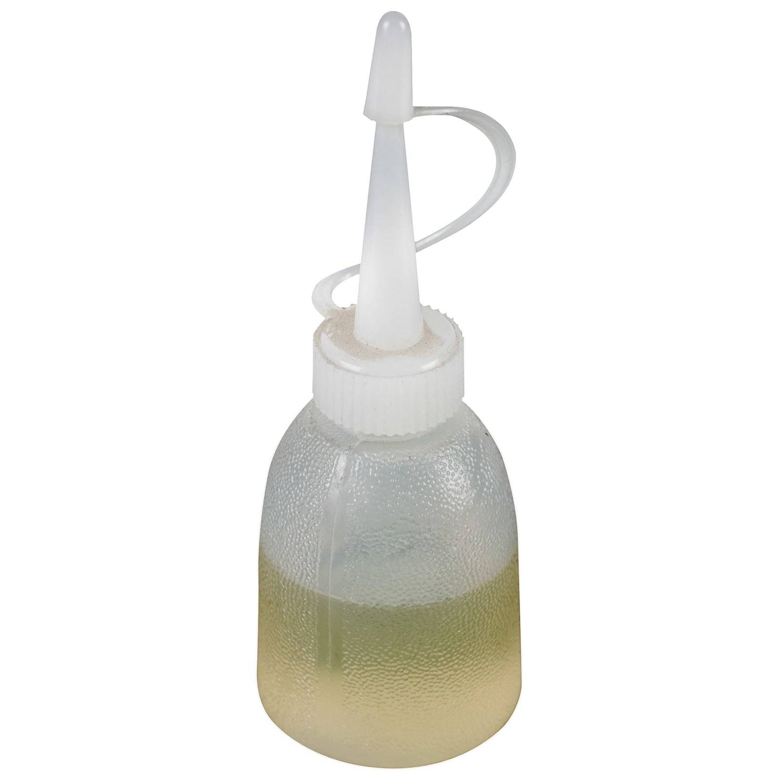 Eine Plastikquetschflasche mit einer spitzen Ausgussöffnung, zur Hälfte gefüllt mit einer hellgelben Flüssigkeit, wahrscheinlich zum präzisen Auftragen von Ölen oder Flüssigkeiten verwendet.