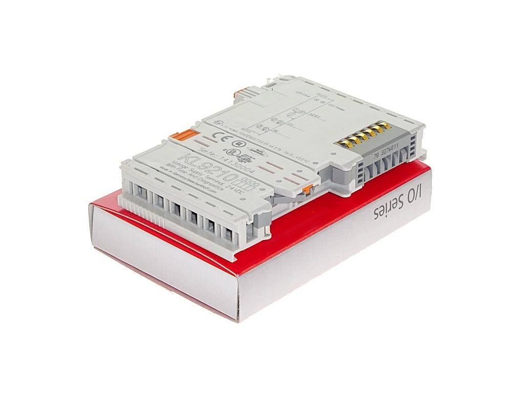 Ein weißes elektronisches Modul mit Ein-/Ausgabeports wird auf einer roten und weißen Box mit der Aufschrift „I/O-Serie