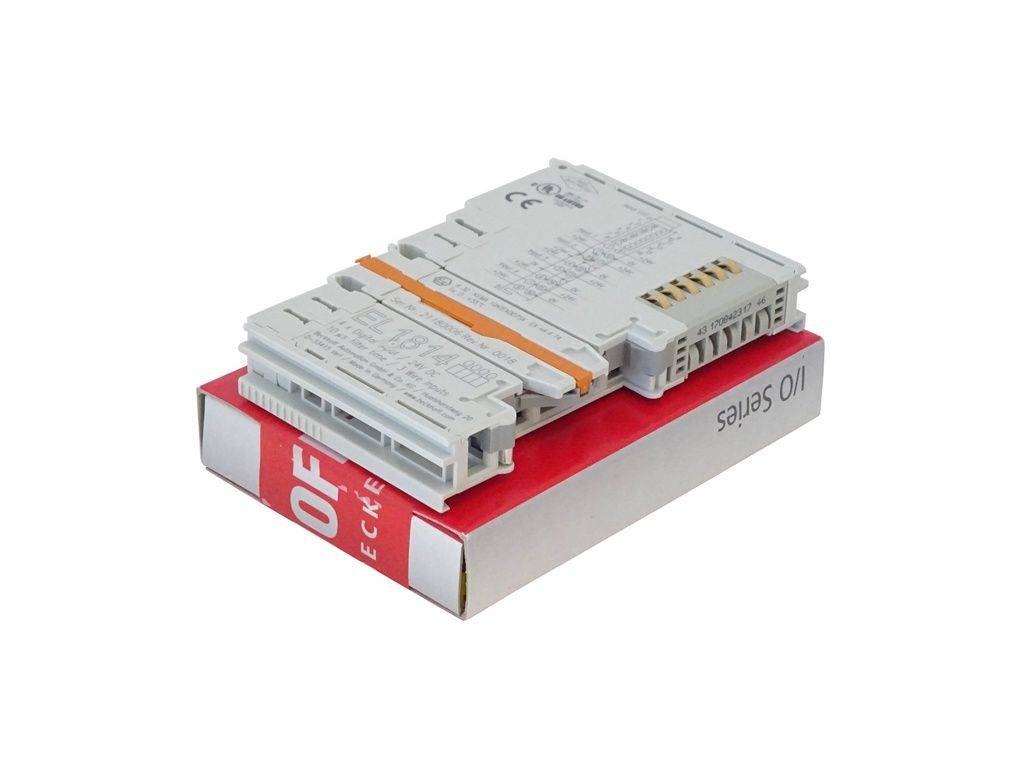 Zwei gestapelte industrielle elektronische Module mit Verdrahtungsklemmen ruhen auf einer roten IO-Serie-Box. Sie werden zur Ein-/Ausgangssteuerung verwendet.