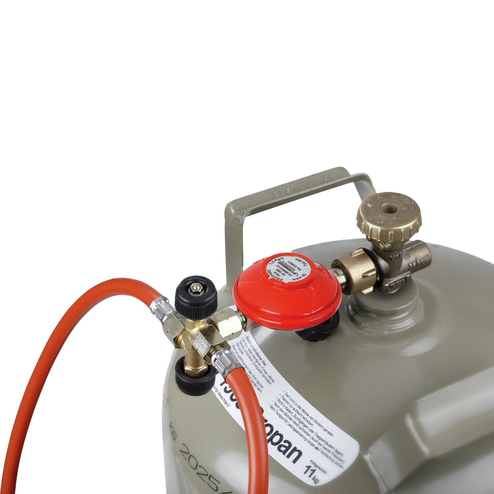 Ein Propangaszylinder mit einem angeschlossenen orangefarbenen Schlauch und einem roten Druckregler, der zur Brennstoffversorgung von Geräten verwendet wird.