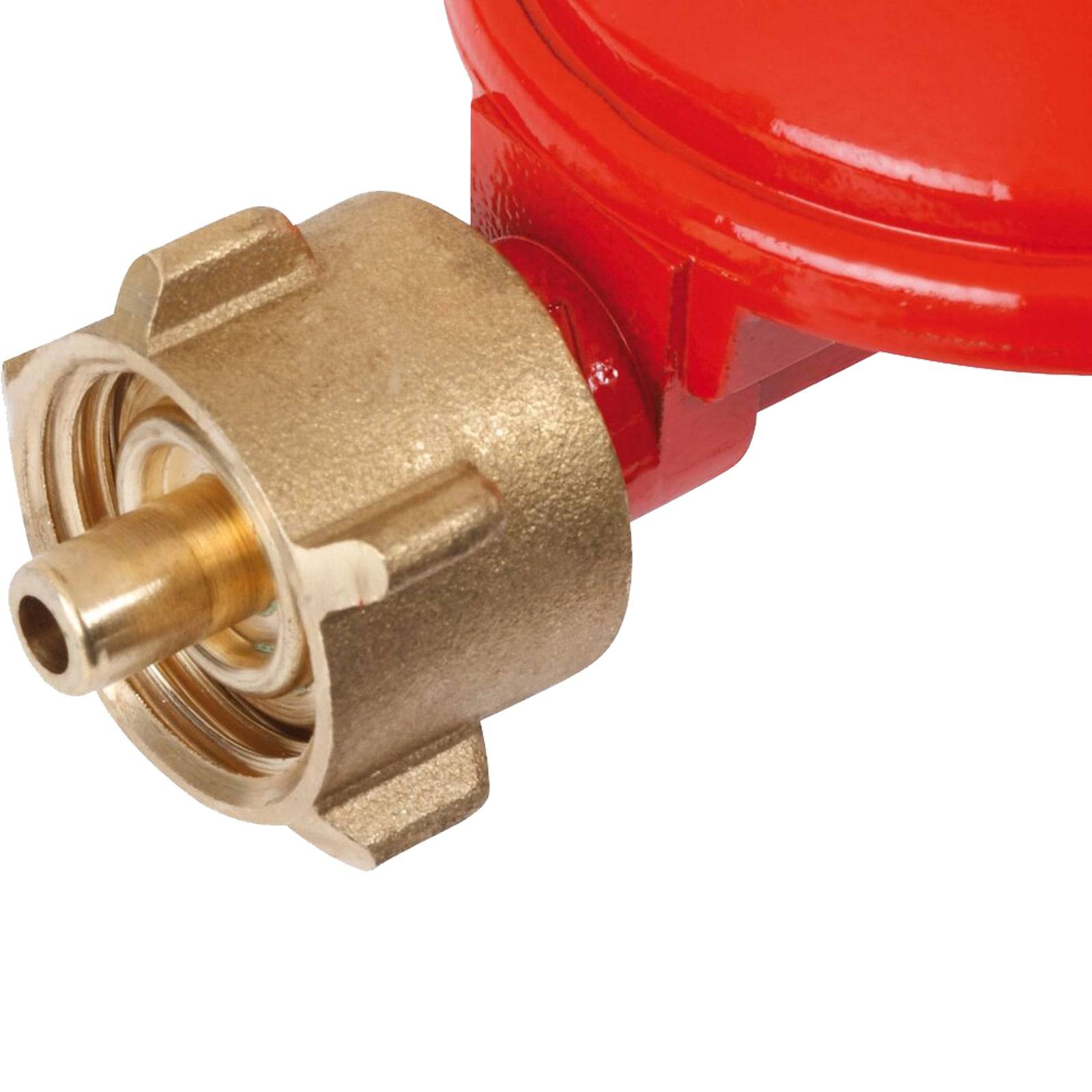 Eine Nahaufnahme eines Messinganschlusses für einen Schlauch, der an einem roten Ventil befestigt ist und die Gewindeteile und Befestigungspunkte für eine sichere Verbindung in der Sanitärinstallation zeigt.