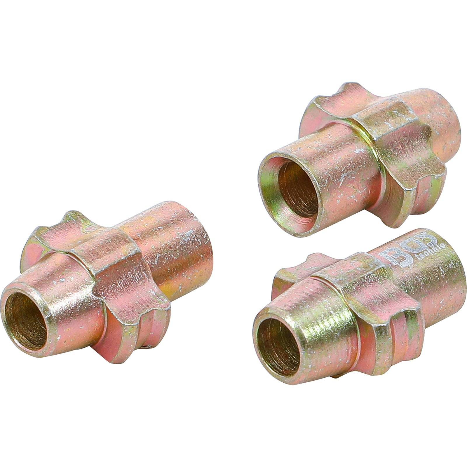 Drei metallartige Anschlüsse mit Gewindedesign, die typischerweise in Klempnerei oder Automobilanwendungen verwendet werden, vor einem weißen Hintergrund präsentiert.