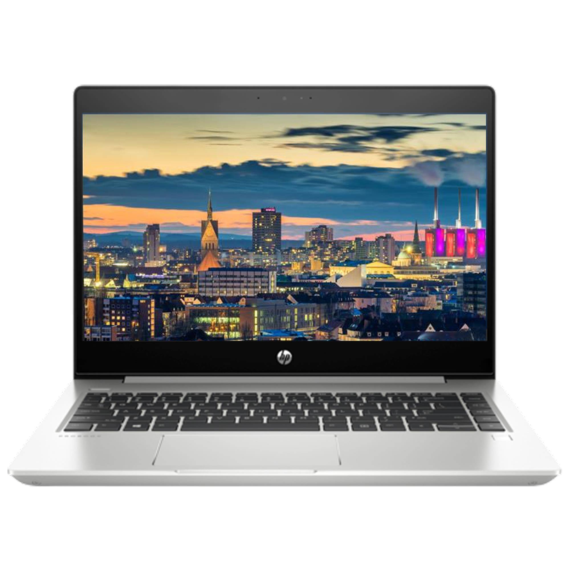Silber-HP-Laptop, der bei Einbruch der Dämmerung eine Stadtskyline auf seinem Bildschirm anzeigt.