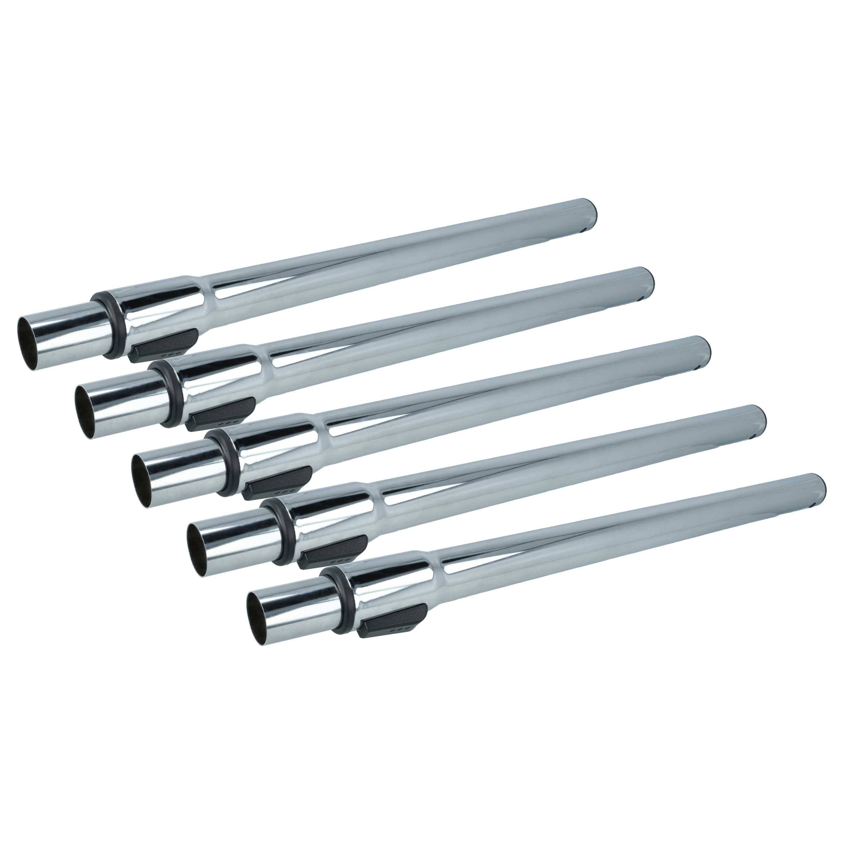Fünf identische Chrom-Auspuffrohre diagonal auf einem weißen Hintergrund angeordnet, die ihre glänzende, metallische Erscheinung zur Geltung bringen.