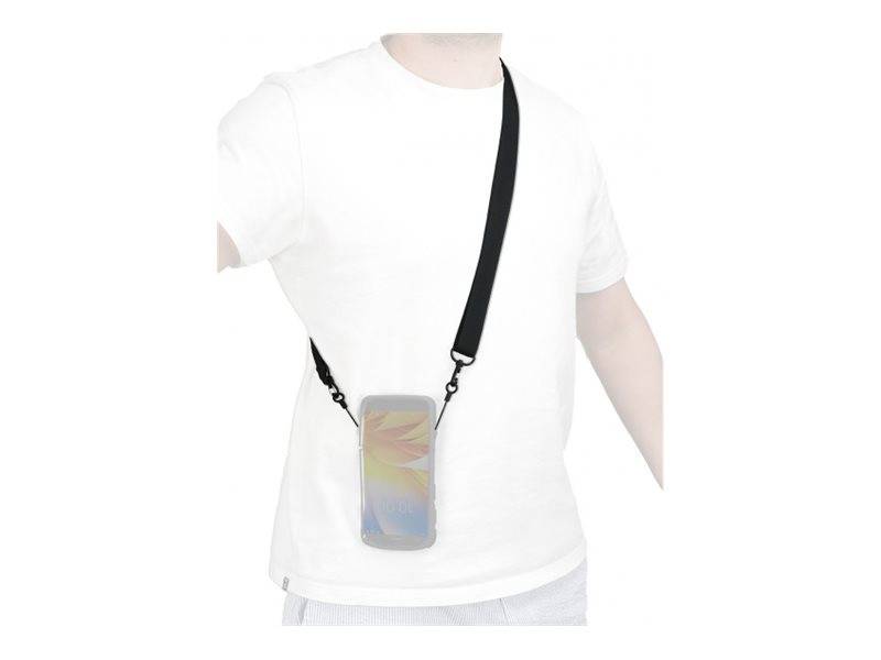 Person mit einem weißen T-Shirt, der einen schwarzen Crossbody-Telefonriemen trägt, mit einem Smartphone angebracht, was die Hände-frei-Bequemlichkeit demonstriert.