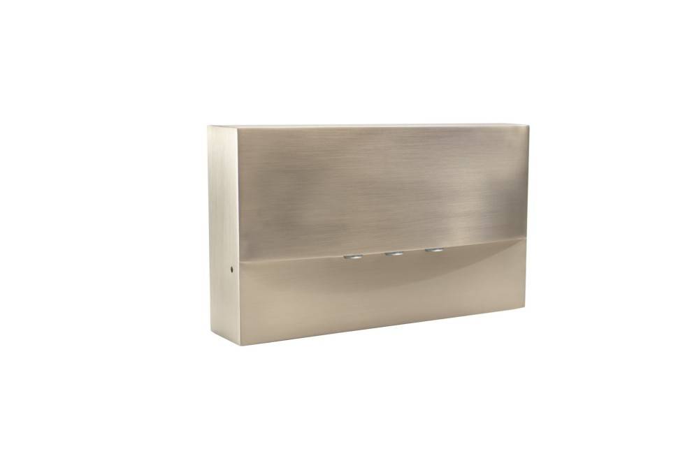 Eine schlanke, rechteckige Metallbox mit glatter Oberfläche und drei kleinen kreisrunden Öffnungen nahe dem unteren Rand.