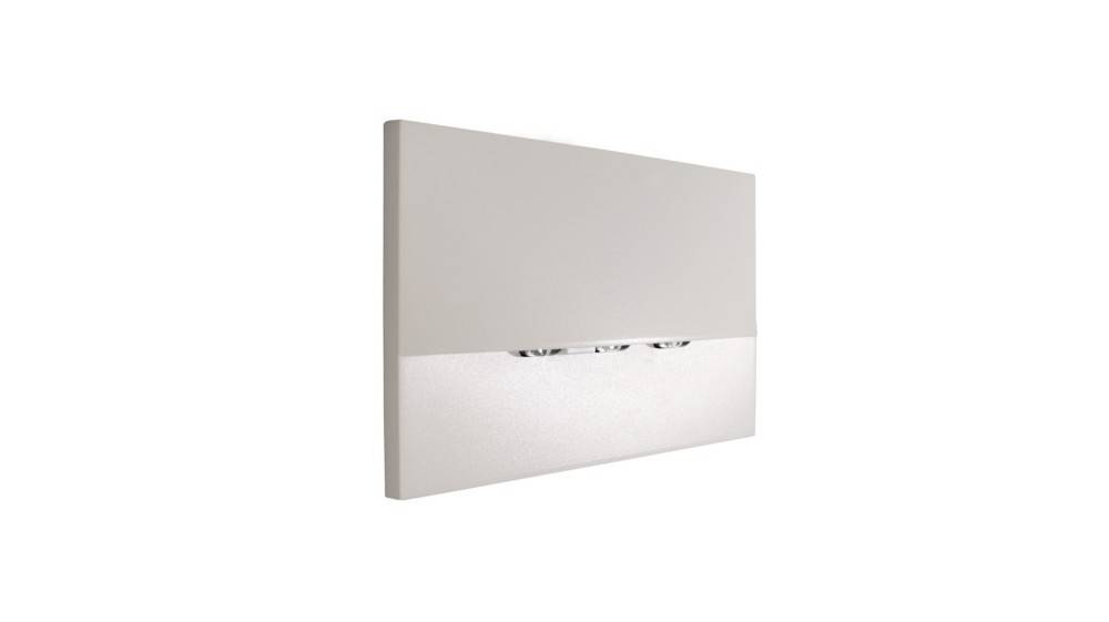 Rechteckige weiße Wandleuchte mit verdeckter Beleuchtung darunter, die ein subtiles Leuchten ausstrahlt. Minimalistisches Design für moderne Innenräume.