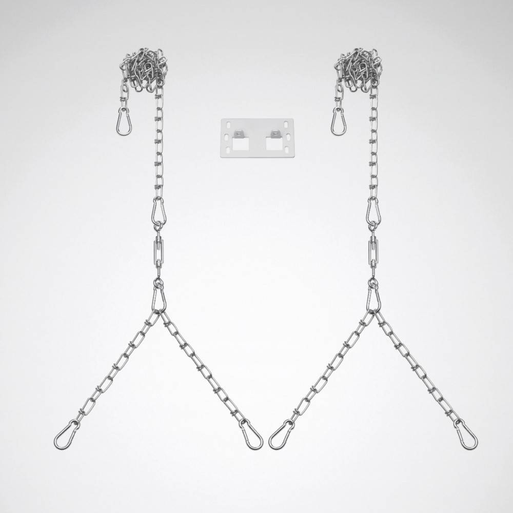 Metallketten und Karabiner, symmetrisch von einem wandmontieren Halter hängend, vor einem einfarbigen Hintergrund.