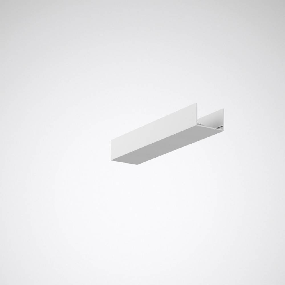 Ein minimalistisches weißes rechteckiges Regal, das an einer leeren Wand angebracht ist und von einem Winkel aus betrachtet wird, wobei die offene Seite dem Betrachter zugewandt ist.