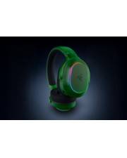 Ein grünes Gaming-Headset mit LED-Lichtern, die einen blauen Glanz ausstrahlen, vor einem dunklen Hintergrund dargestellt.