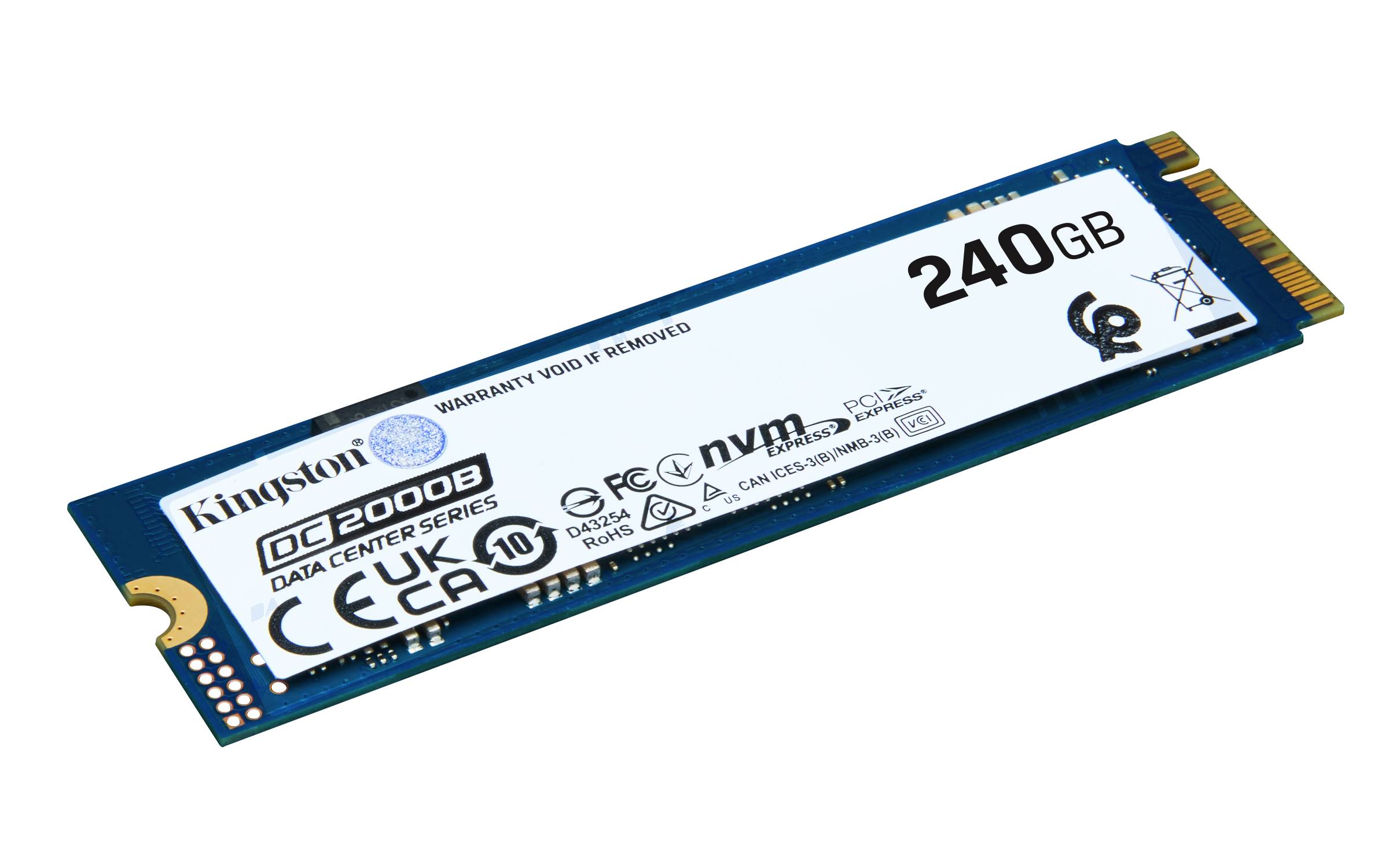 Ein Kingston DC2000B 240GB M.2 SSD auf schwarzem Hintergrund, in einem Winkel dargestellt mit sichtbarem Etikett und goldenem Anschluss.