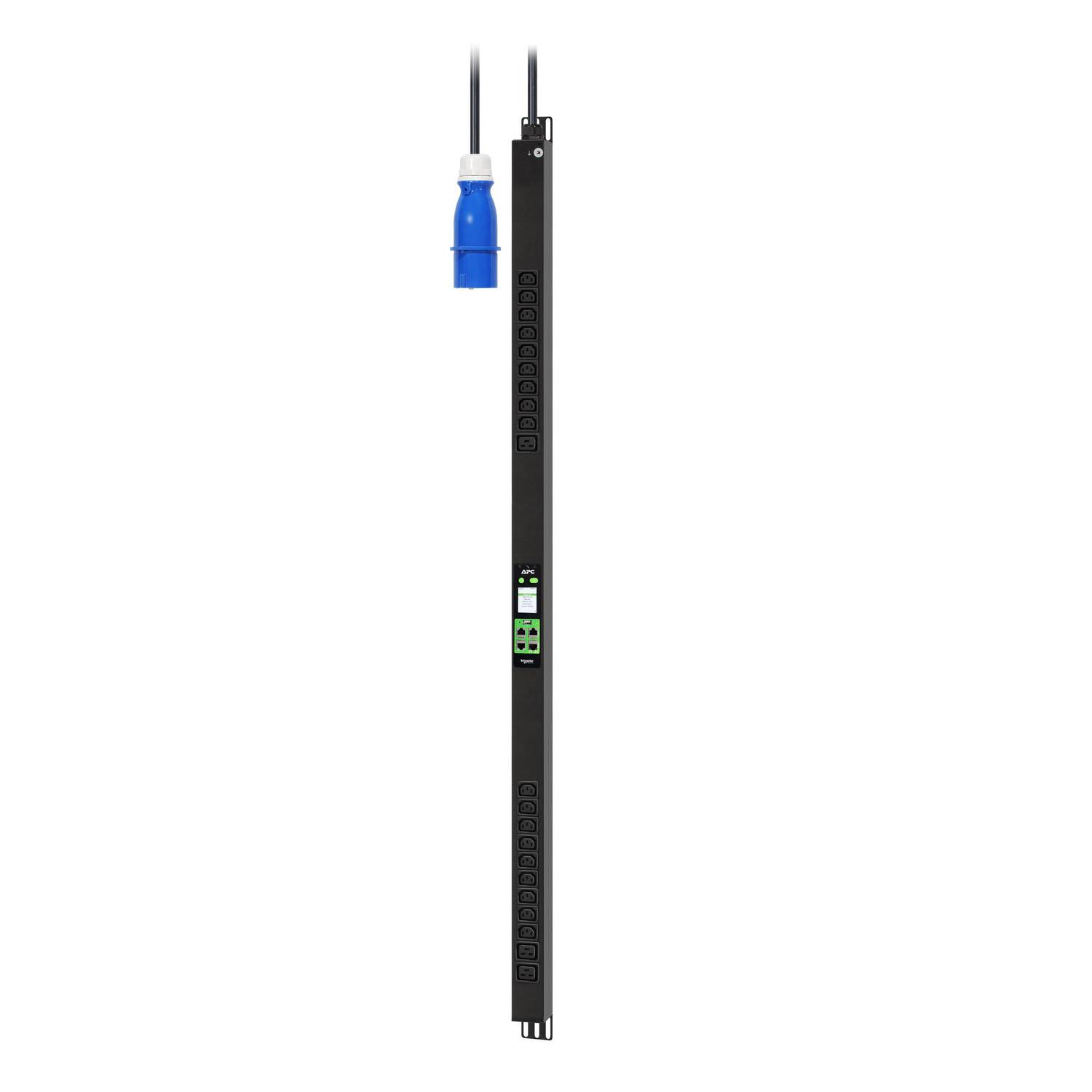 Schlanke schwarze vertikale Stromverteilungseinheit mit mehreren Steckdosen und einem blauen Stecker oben angebracht auf weißem Hintergrund