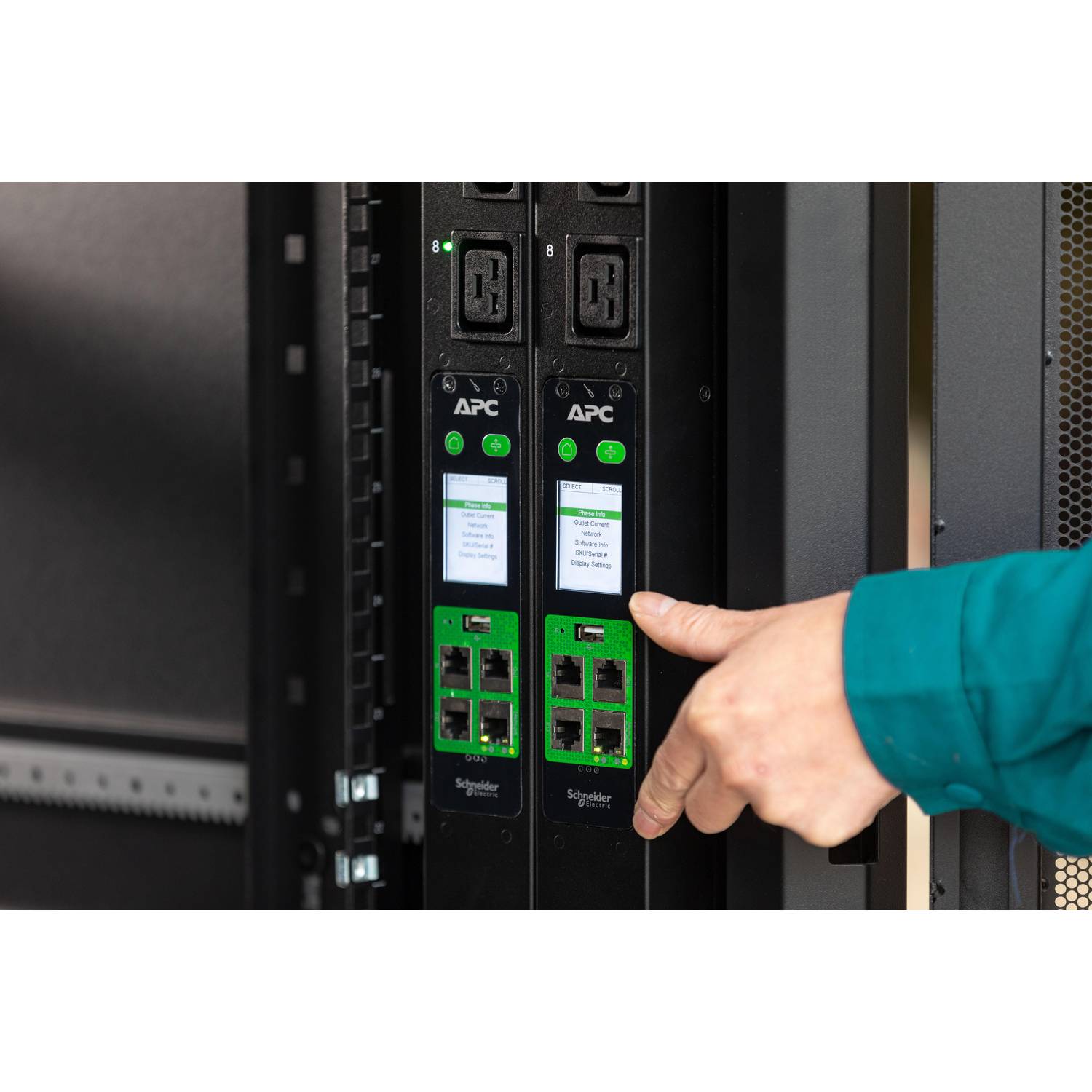 Hand zeigt auf zwei APC Schneider Electric Stromversorgungsmodule in einem Serverrack.