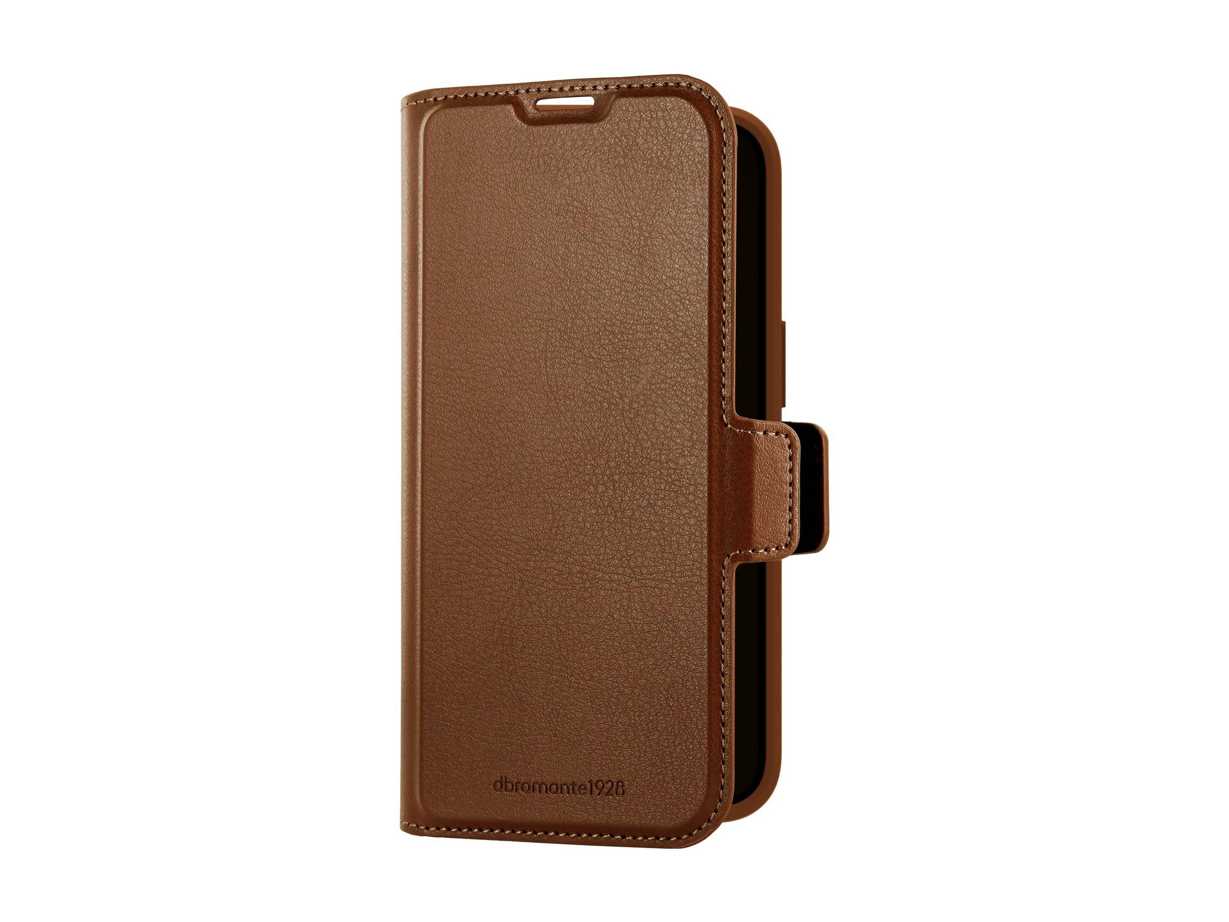 Eine braune Ledertasche für das Telefon mit einer Klappe, die ein dezentes 'dbramante1928' Logo in der unteren vorderen Ecke geprägt trägt.