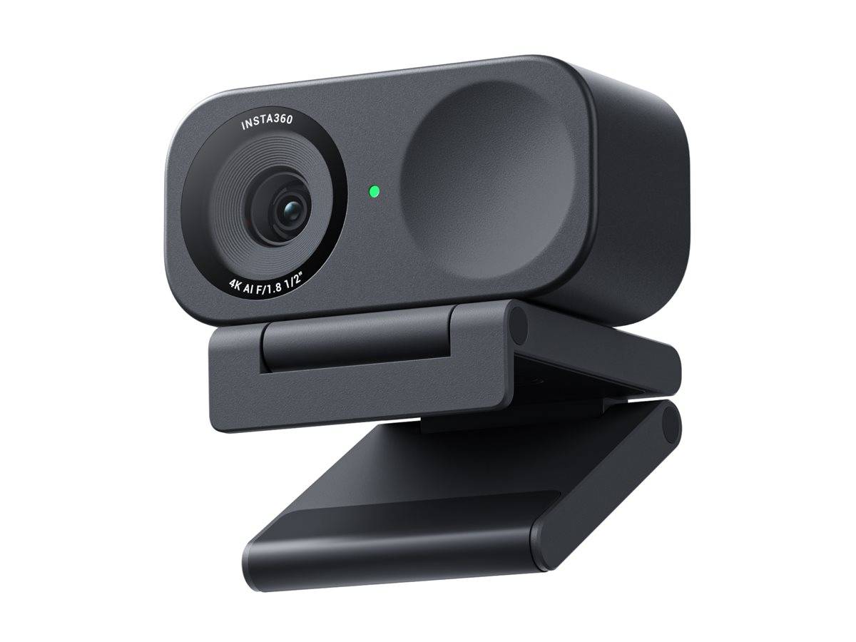 Schwarze Insta360-Webcam mit Objektiv, grüner Statusanzeige und klappbarem Clip-Ständer auf weißem Hintergrund.
