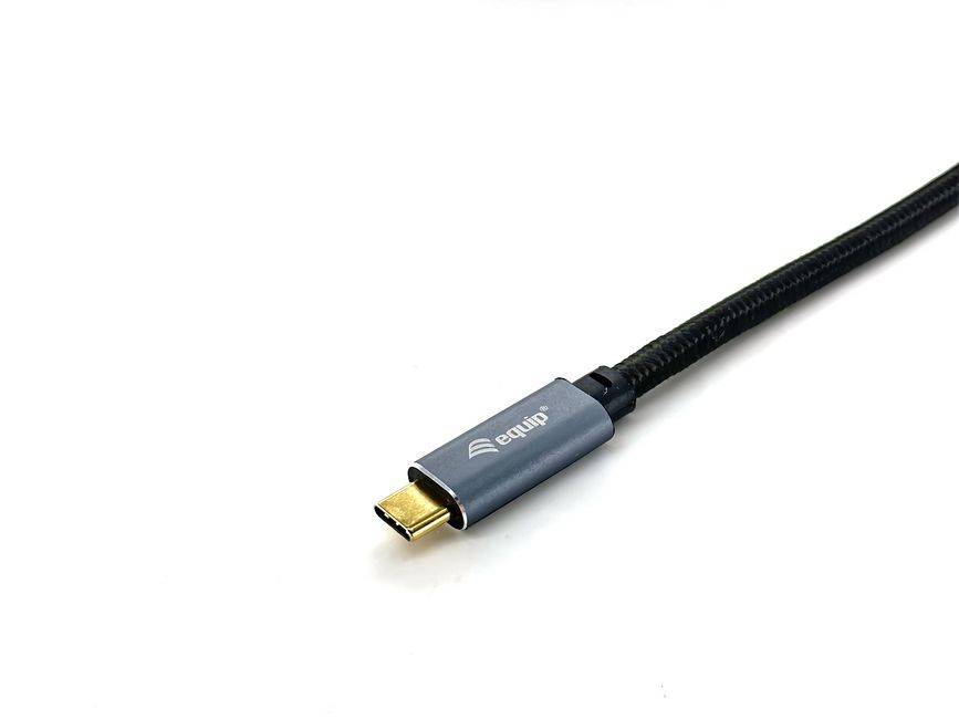 Nahaufnahme eines schwarzen USB-C-Kabelsteckers mit grauem Metallgehäuse auf weißem Hintergrund.