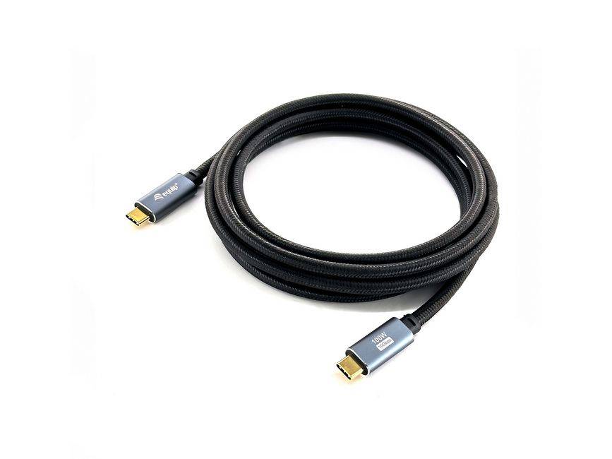 Aufgewickeltes schwarzes HDMI-Kabel mit vergoldeten Anschlüssen auf weißem Hintergrund.