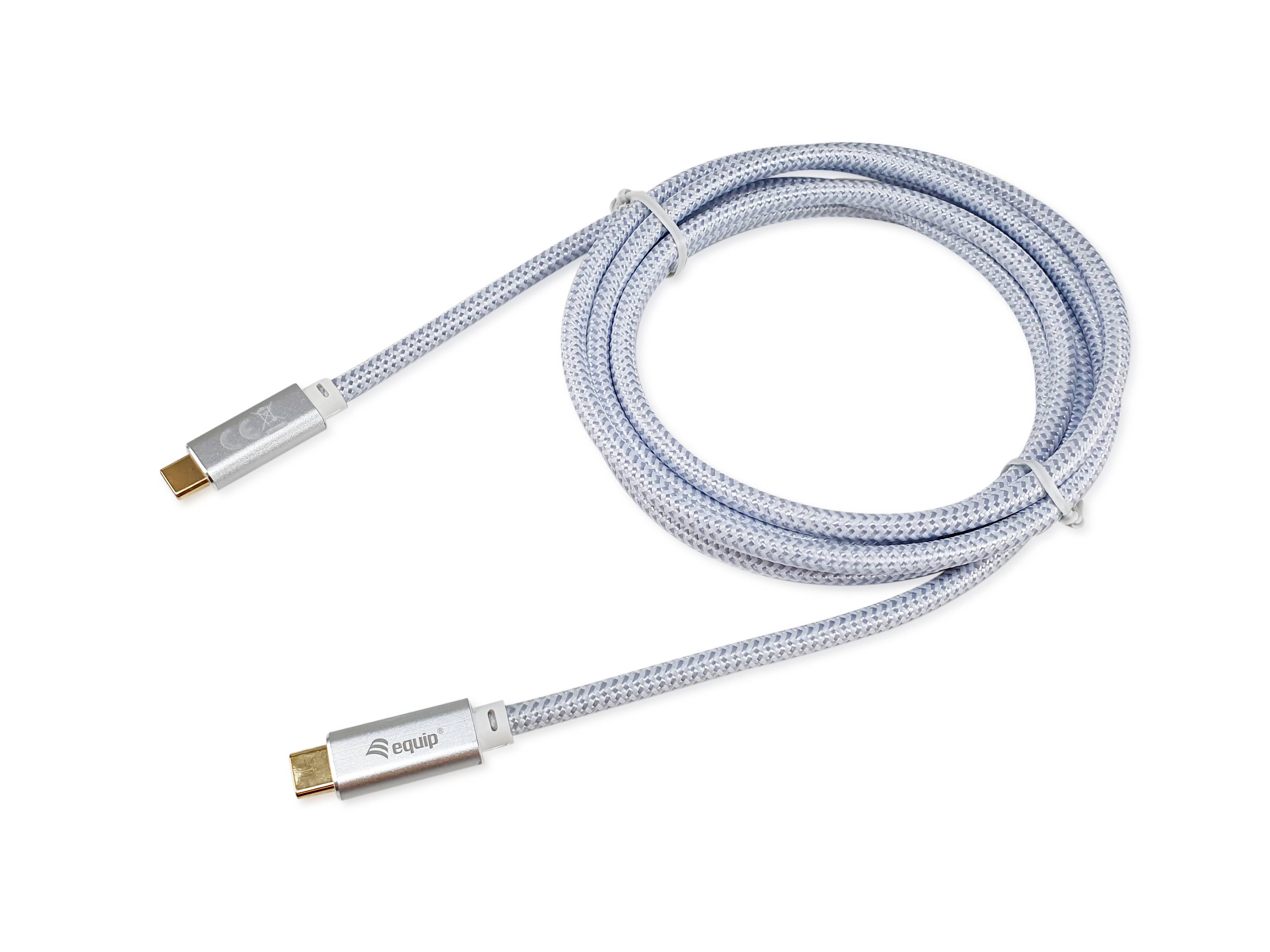 Aufgerolltes weißes geflochtenes USB-C-Kabel mit Metallsteckern auf weißem Hintergrund.