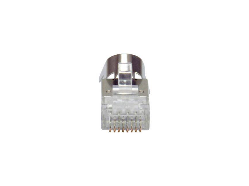 Nahaufnahme eines Ethernet-RJ45-Netzwerkkabelsteckers mit metallischem Schirm, isoliert auf weißem Hintergrund dargestellt.