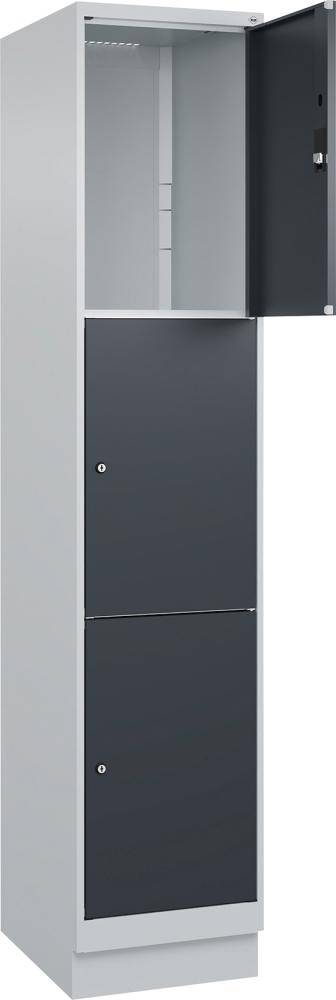 Fächerschrank CLASSIC B400xT500xH1950 mm RAL 7035/7016, 1x3 Fächermit 100 mm hohem Sockel - Artikel: 7830373131