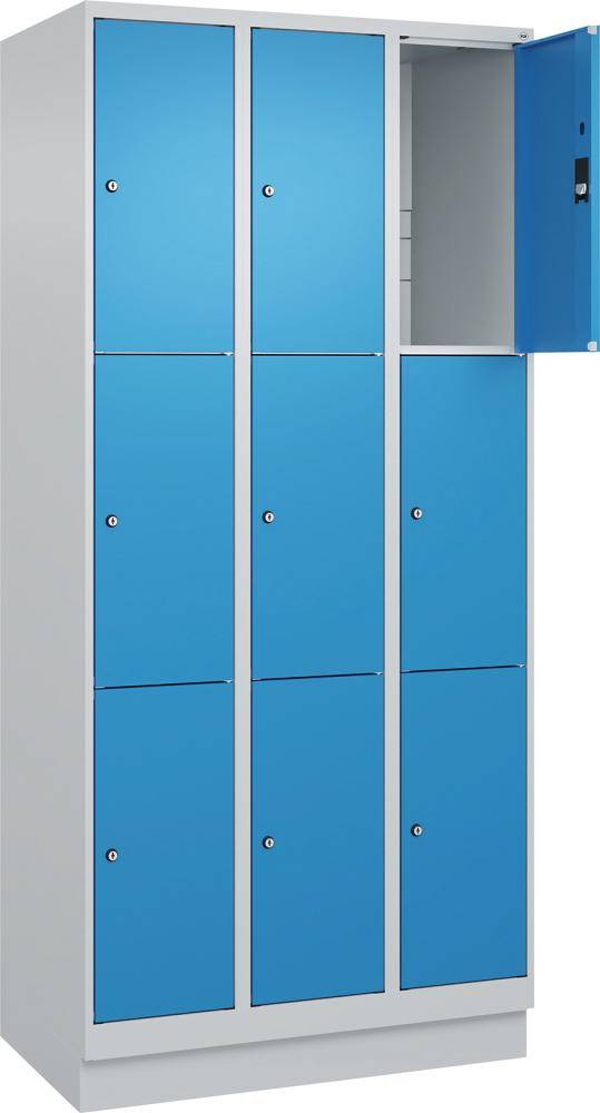 Fächerschrank CLASSIC B900xT500xH1950 mm RAL 7035/5012, 3x3 Fächermit 100 mm hohem Sockel - Artikel: 7830373124