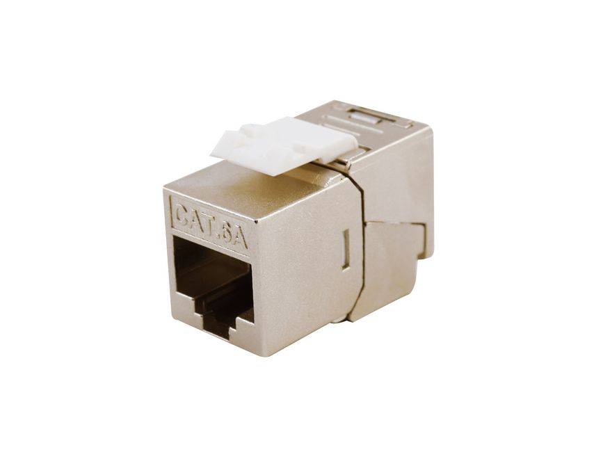 Nahaufnahme eines CAT5A-Ethernet-Netzwerkkabel-Steckers/Anschlusses auf weißem Hintergrund.
