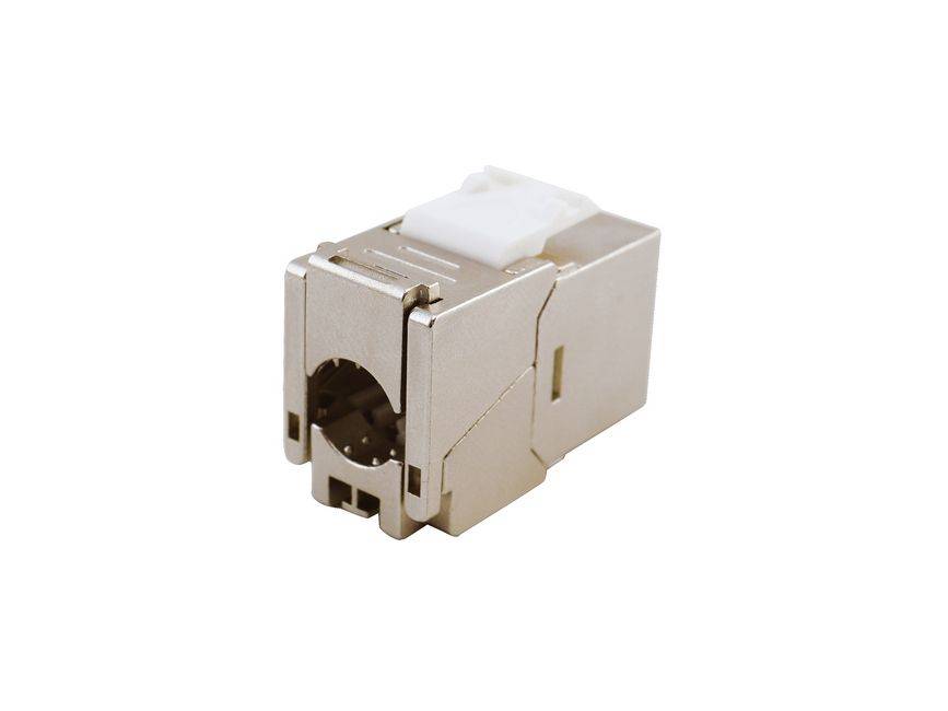 Nahaufnahme eines Metall-RJ45-Ethernet-Steckers mit einer weißen Kunststoffverriegelung auf weißem Hintergrund.