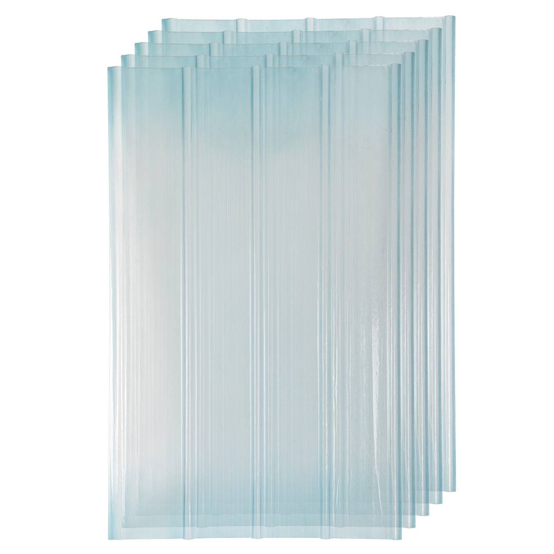 Stapel aus durchsichtigen hellblauen Glaspaneelen oder -platten, vertikal in einem ordentlichen rechteckigen Bündel gestapelt.