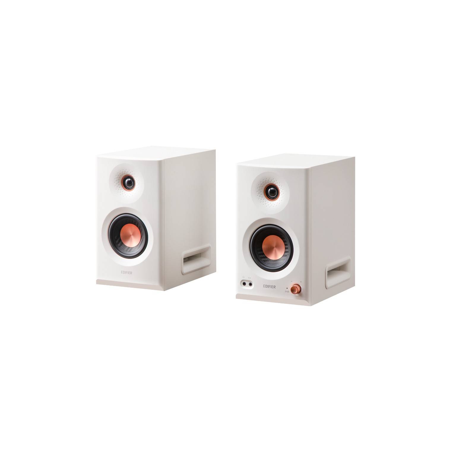 Zwei weiße Bücherregallautsprecher mit kupferfarbenen Akzenten, jeweils mit einem kreisförmigen Tieftöner und Hochtöner, konzipiert für hochwertige Audiowiedergabe.