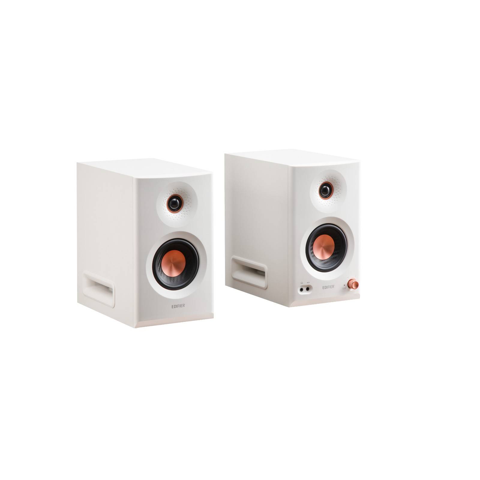 Zwei weiße rechteckige Lautsprecher mit runden kupferfarbenen Hochtonlautsprechern und schwarzen Tieftönern, nebeneinander vor einem einfachen Hintergrund positioniert.