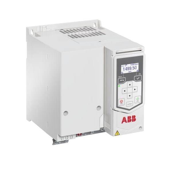 ABB-Industriefrequenzumrichter mit digitaler Anzeige und Steuertastatur auf weißem Gehäuse.