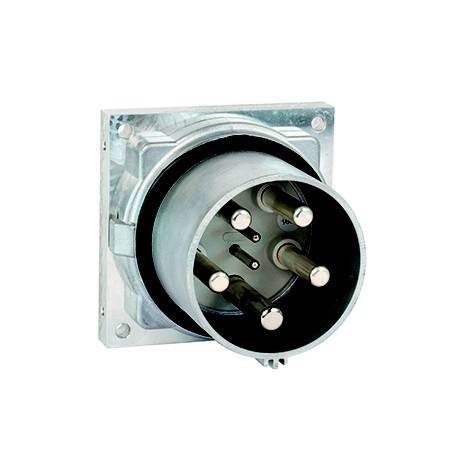 Industrielle Steckdose an der Wand mit einem runden Starkstromstecker und freigelegten Metallkontakten auf einer quadratischen Montageplatte.